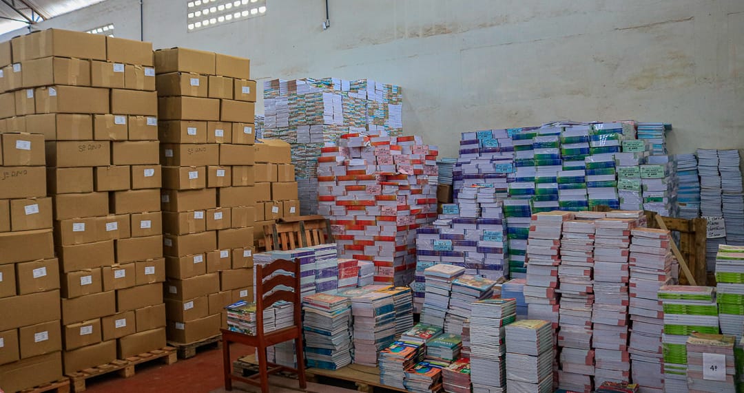 Entrega de 75 mil kits de livros didáticos para as escolas públicas